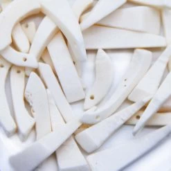 BN375-81R: Bone Curved Drop Mix White 1-1.5 In Average - -50 Gram Pack